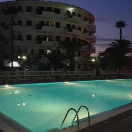 Deluxe Pool View With Halfboard A 400m From 플라야 델 잉글스